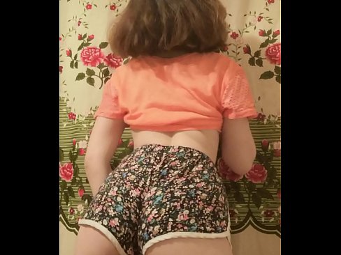 ❤️ 性感的年轻宝贝在镜头前脱下她的短裤 ☑ Super sex️❤